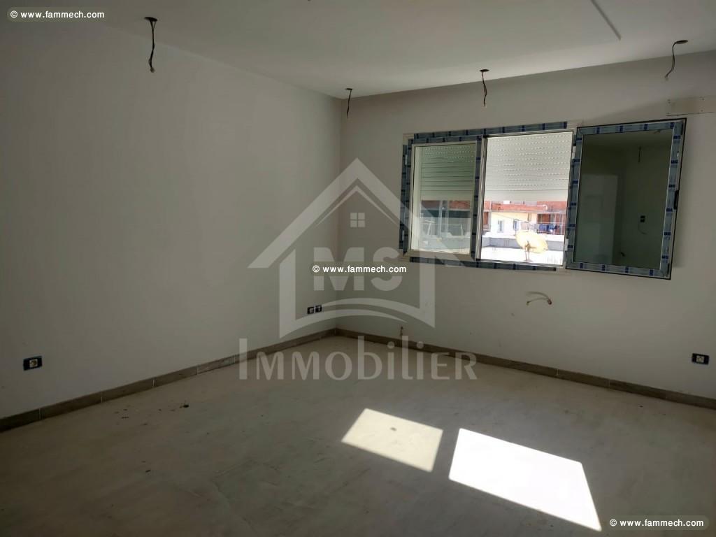 Un appartement S+3 avec terrasse à vendre à 185 MD