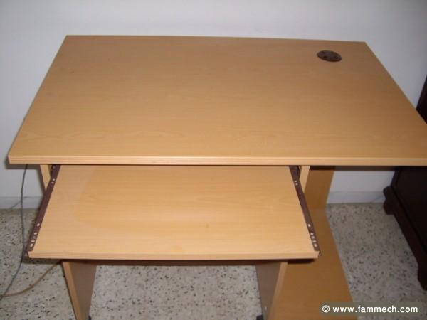 un bureau d'ordinateur tout neuf  