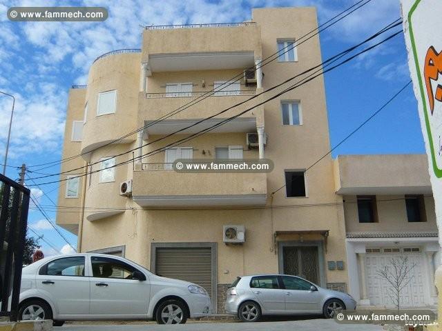 un immeuble R+2 faisant le coin sur deux rues 