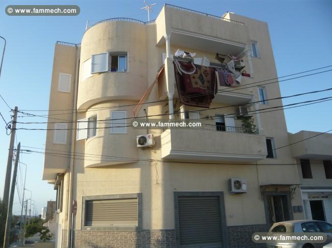 un immeuble R+2 faisant le coin sur deux rues 
