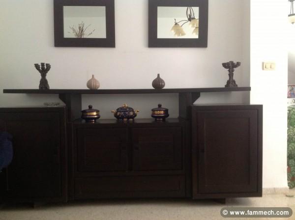 un joli buffet avec deux miroirs