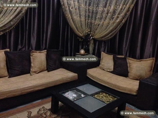un joli salon marron et beige 
