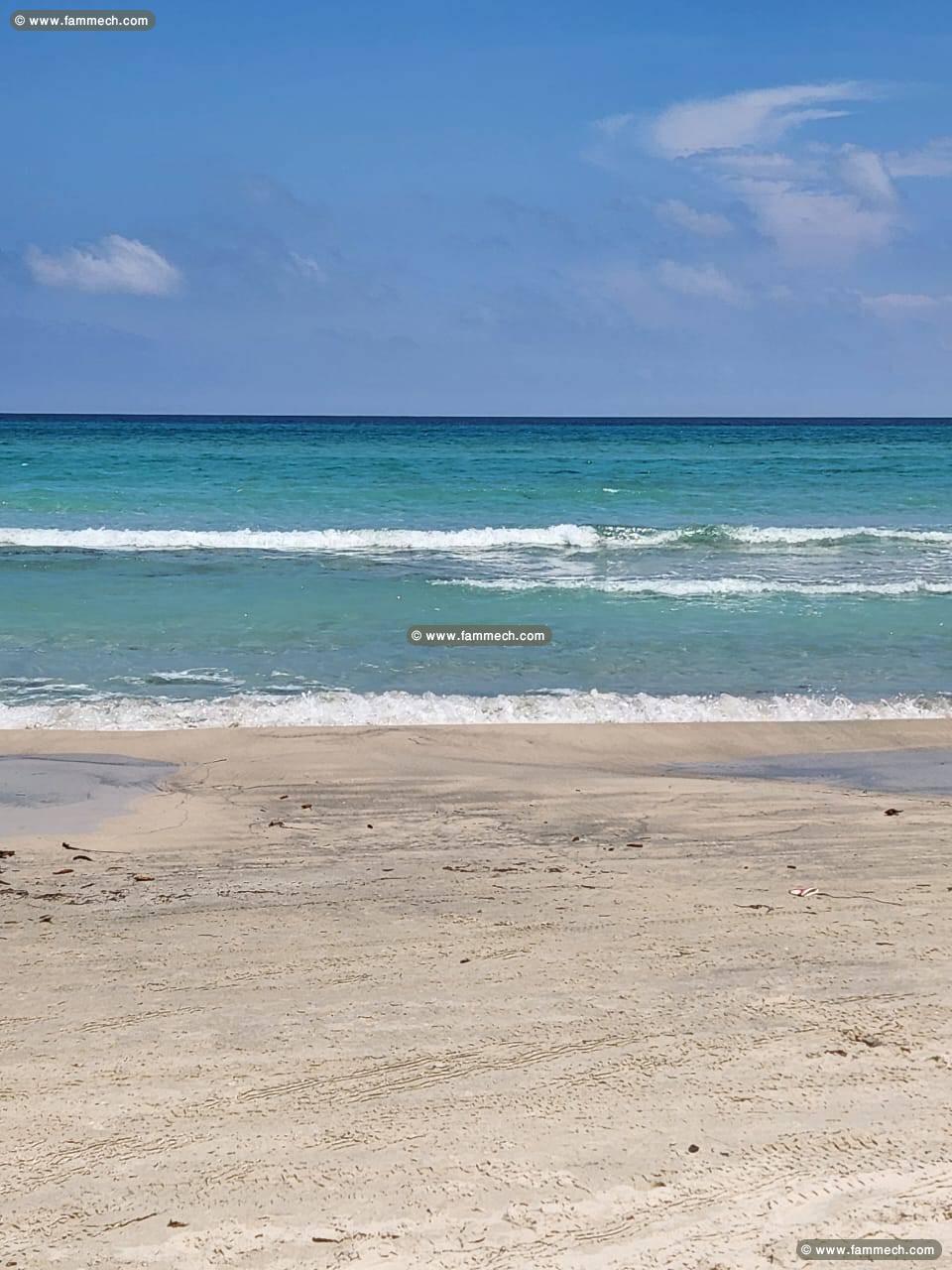 une grande villa près de la plage