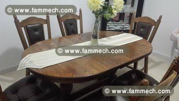 une table avec 6 chaises en cuir avec rallonge 