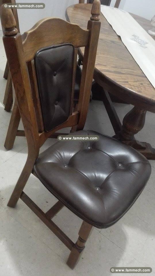 une table avec 6 chaises en cuir avec rallonge 