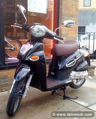 une tres belle moto italienne