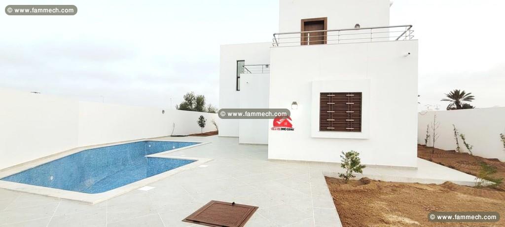 VENTE VILLA NEUVE À H SOUK AVEC PISCINE -REF V 572