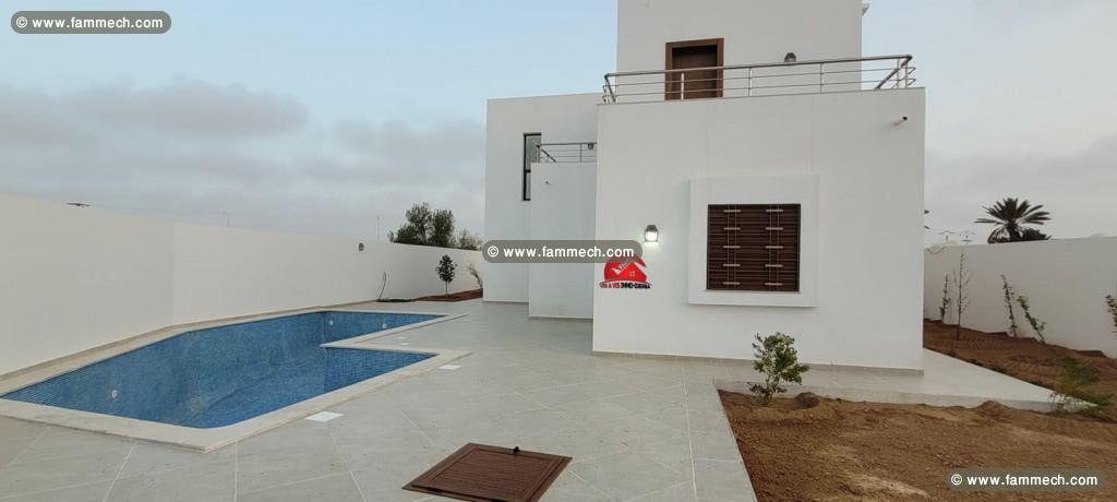 VENTE VILLA NEUVE À H.SOUK AVEC PISCINE-REF V 572