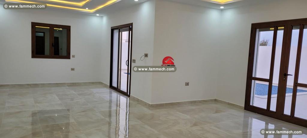 VENTE VILLA NEUVE À H.SOUK AVEC PISCINE-REF V 572