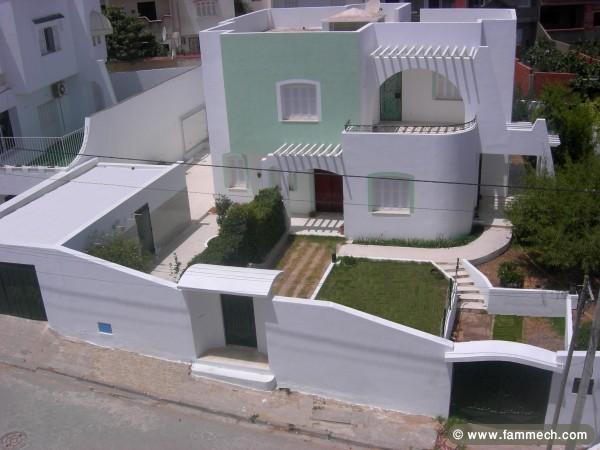 Villa avec grand jardin et vue sur mer