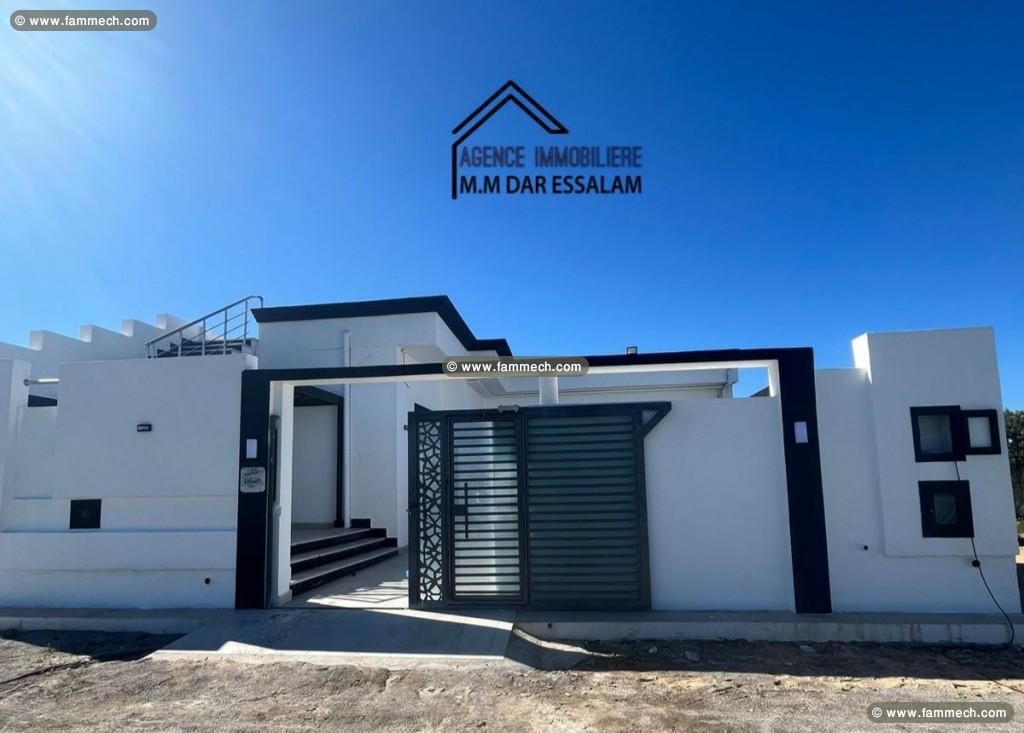 villa moderne avec piscine près de la mer