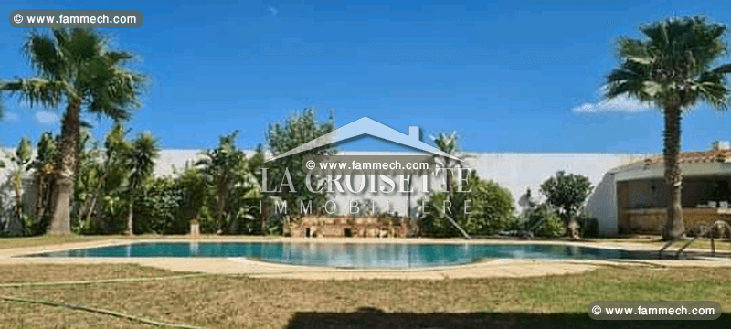 villa S+4 avec piscine à La Soukra MVV0197