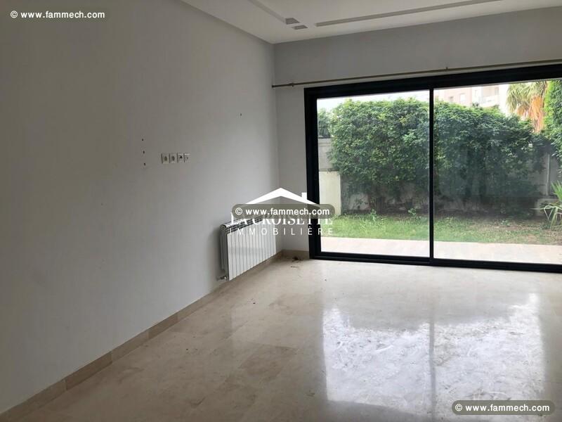 Villa S+4 avec piscine à La Soukra  MVL1147