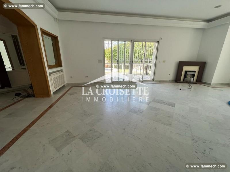 Villa S+4 avec piscine pour un usage bureautique M