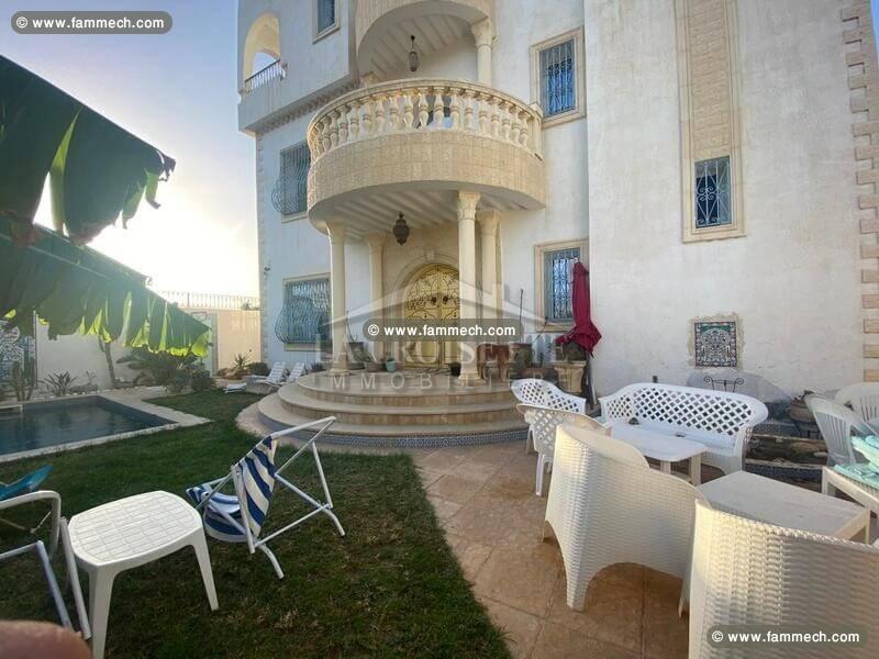 Villa S+5 avec piscine à La Soukra  ZVV0173