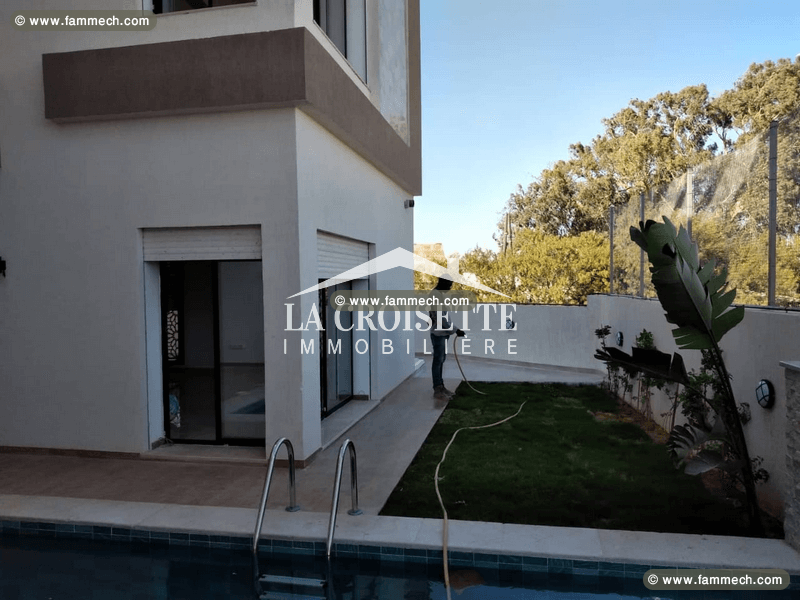Villa S+6 avec piscine à La Soukra MVV0272