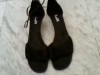 A vendre 2 paires de chaussures presque neuves.