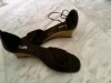 A vendre 2 paires de chaussures presque neuves.