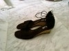 A vendre 2 paires de chaussures presque neuves.