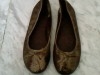 A vendre 2 paires de chaussures presque neuves.