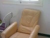 chaise en cuir beige Avec un repose Pied