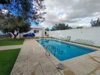 A vendre  une villa avec jardin et piscine 
