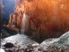 cascade en verre en pierre et en faux pierre 