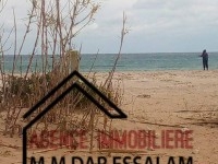 des terrains près de la mer