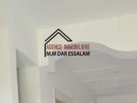 deux maisons près de la mer