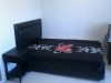 Lit avec matelas et table de nuit