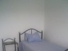 lit en fer forgé avec table de nuit