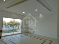 Luxueuse villa avec piscine et jardin à vendre 