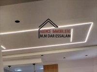 maison indépendante avec un garage 