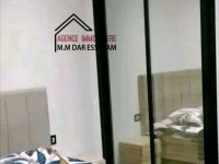 maison moderne avec un garage
