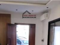 maison moderne avec un garage