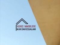 maison spacieuse avec un garage