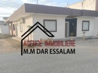 maison sur la route près de la mer