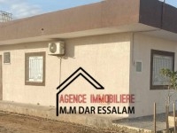 maison sur la route près de la mer