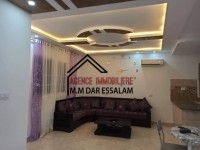 maison sur la route près de la mer