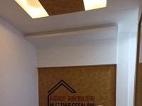 maison sur la route près de la mer