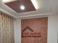 maison sur la route près de la mer