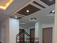 maison sur la route près de la mer