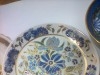 plat en porcelaine doré signé 