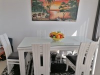 SALLE A MANGER 6 CHAISES NOIRES ET BLANCHES