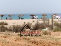 terrain près de la mer