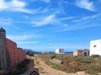 terrain près de la mer