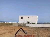 terrain près de la mer