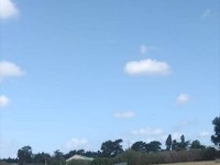 terrain près de la route principale 