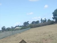 terrain près de la route principale 