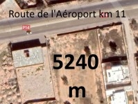 terrain sur la route principale de l'aéroport km11